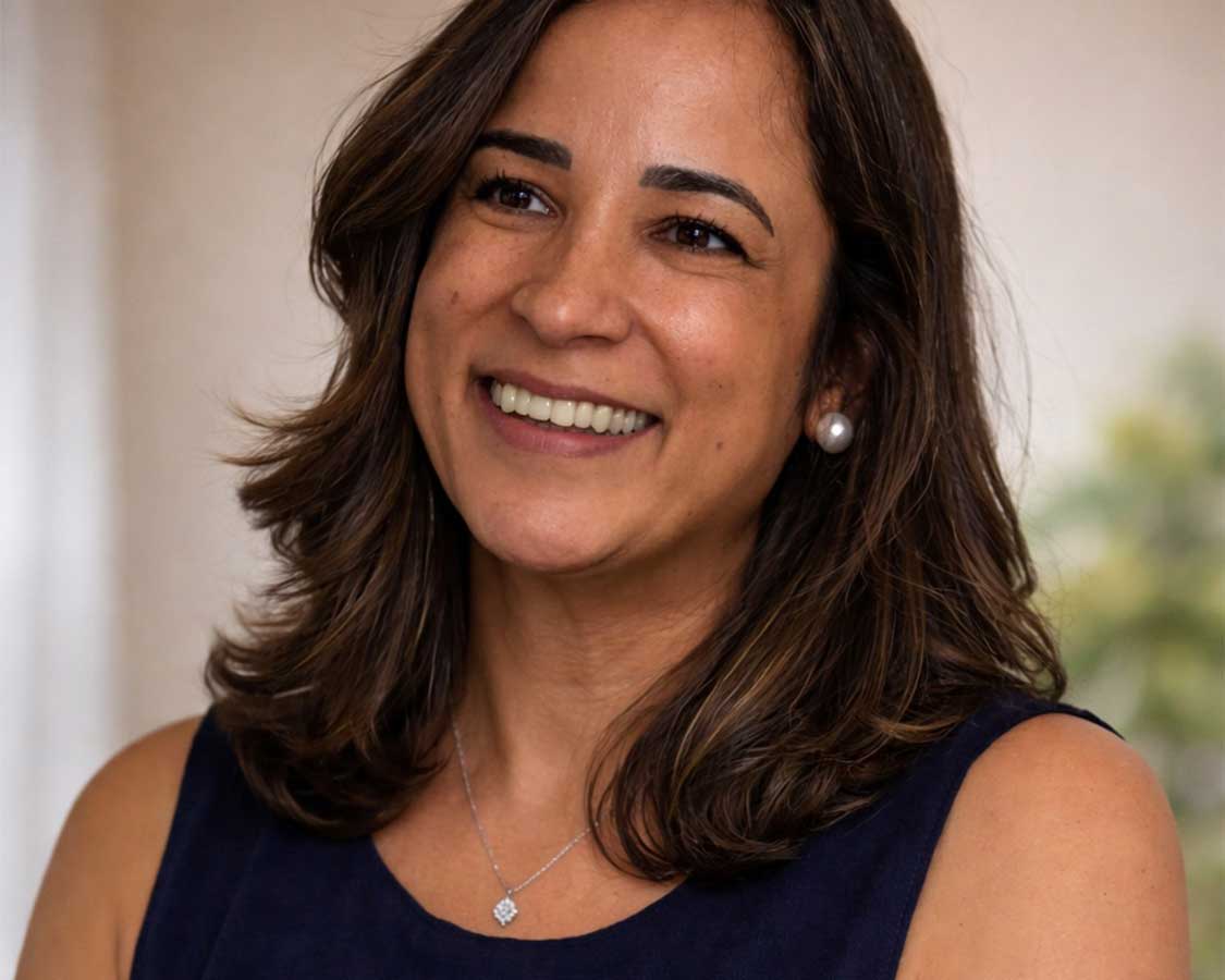 Retrato de Gislene Xavier, psicóloga clínica com mais de 30 anos de experiência, com atendimento presencial em Guarulhos e online.